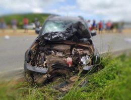 Violenta colisão entre motocicleta e automóvel faz ocupantes da moto voarem e morrerem na queda na BR-104, em Pernambuco