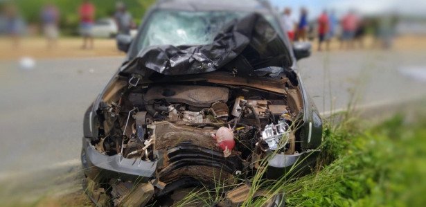 Violenta colisão entre motocicleta e automóvel faz ocupantes da moto voarem e morrerem na queda na BR-104, em Pernambuco