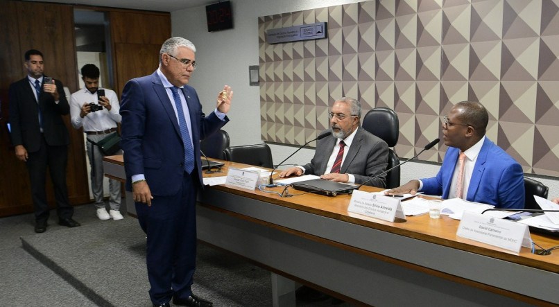 Eduardo Girão (Novo-CE) tenta entregar réplica de feto ao ministro Silvio Almeida