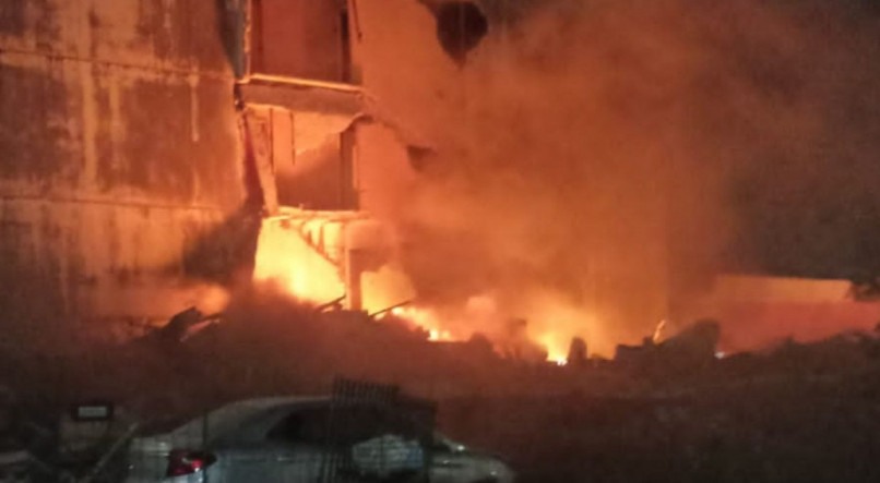 Prédio de três andares localizado em Jardim Atlântico, Olinda, desaba e em seguida pega fogo. Bombeiros procuram vítimas no local.