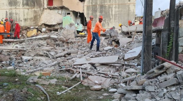 Corpo de Bombeiros seguem realizando buscas por desaparecidos após desabamento de prédio em Olinda