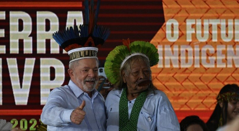 O presidente Lula (PT) assinou primeira demarcação de terras indígenas nesta sexta-feira (28)