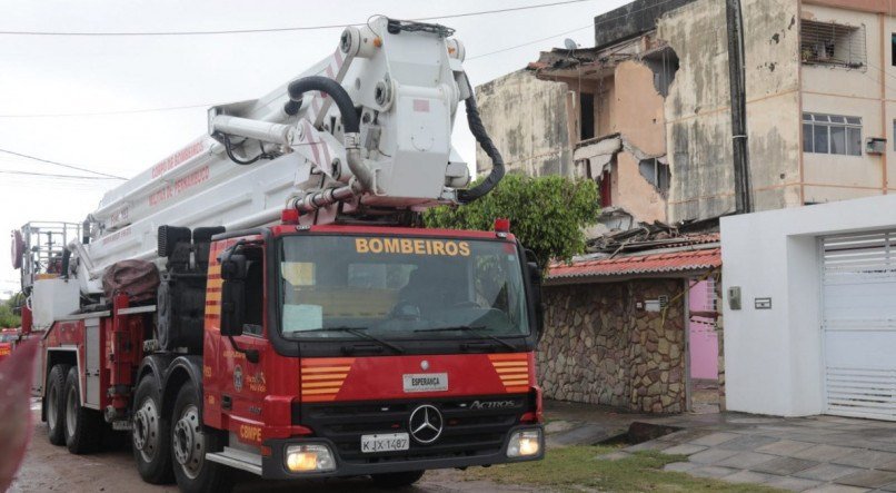 O desabamento em Jardim Atlântico, em Olinda, aconteceu por volta das 22h da última quinta-feira (27); seis vítimas fatais foram retiradas dos escombros