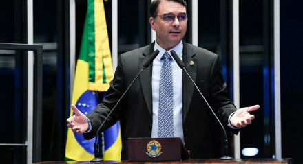 Flávio Bolsonaro defende Jair Bolsonaro