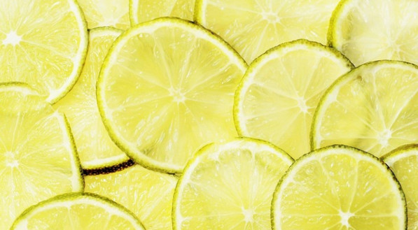 Beber água morna com limão todas as manhãs faz bem à saúde, especialmente ao trânsito intestinal. No entanto, essa mistura não tem o poder emagrecedor em quem não cuida da alimentação e leva uma vida sedentária.