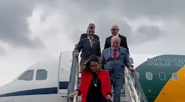 Lula atua como chefe de Estado e ignora Governo, embora tenha se candidatado para as duas funções