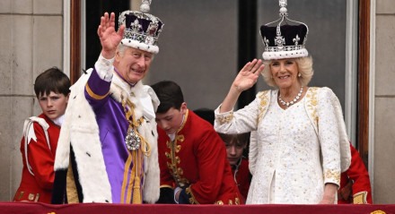 Rei Charles III e rainha Camilla acenam para o público