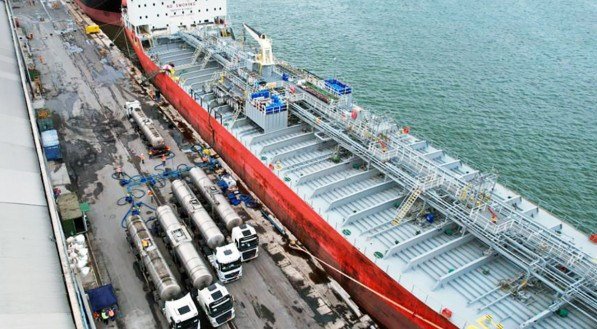 Porto do Recife realiza operação inédita de embarque de álcool