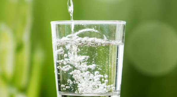 Quando for tomar banho, despeje a mistura em seu corpo, do pescoço para baixo, vestindo alguma peça de roupa na cor branca em seguida. 
