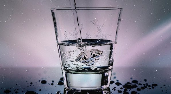Simpatia para acalmar pessoa brava e ignorante &eacute; feita com copo com &aacute;gua