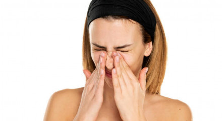 A coceira no nariz também é um dos sintomas da rinite.