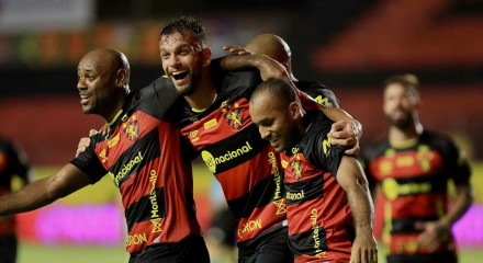 Vagner Love, Rafael Thyere e Edinho comemoram gol do Sport