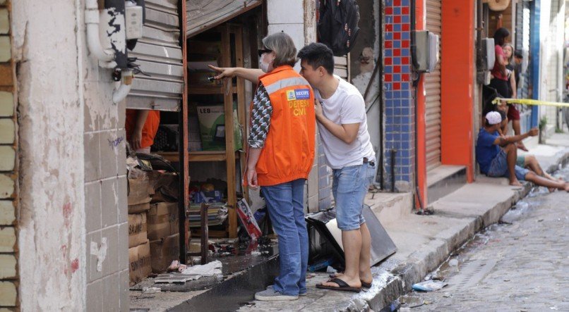 Imóvel atingido é localizado na Rua do Nogueira, no Bairro de São José, no Centro do Recife