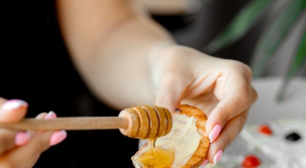 O consumo de mel não é indicado para diabéticos, crianças com menos de 1 ano, indivíduos alérgicos ao mel ou com intolerância à frutose.