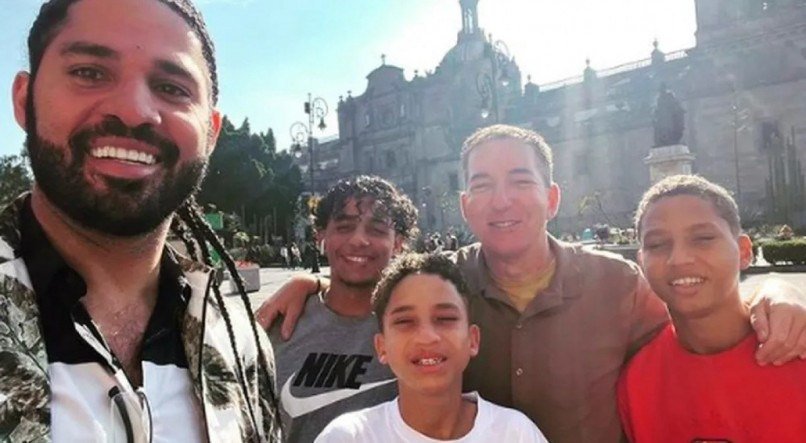 David Miranda com o marido Glenn Greenwald e os filhos. Glenn se pronuncia após morte do marido, o ex-deputado David Miranda. David faria 38 anos amanhã (10).