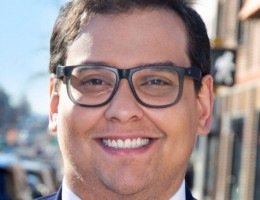 George Santos, ex-deputado dos EUA de origem brasileira, é preso após se entregar à Justiça