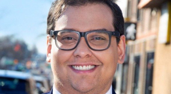 George Santos é filho de imigrantes brasileiros e elegeu-se deputado nos EUA
