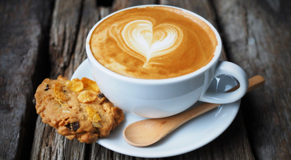 Beber duas a três xícaras de café por dia está associado a uma vida útil mais longa e menor risco de doenças cardiovasculares, em comparação com evitar o café, de acordo com pesquisa da Sociedade Europeia de Cardiologia