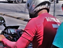 Polícia investiga Uber e 99 por manterem transporte por motos após proibição em São Paulo