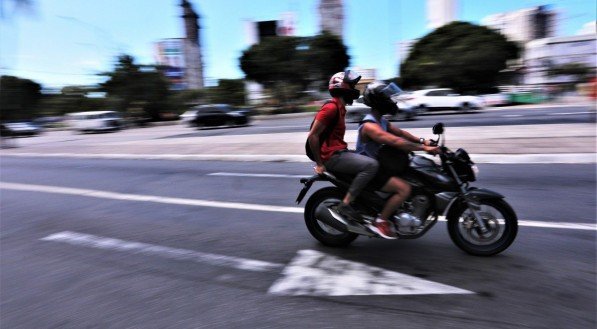 Explosão do Uber e 99 Moto no País, principalmente no Norte e Nordeste brasileiros, tem levado passageiros dos carros e feito motoristas perderem renda