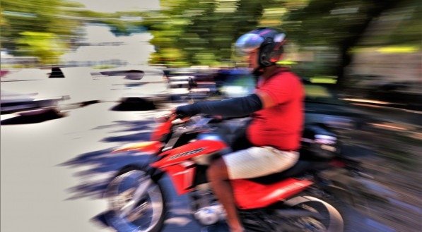Transporte por moto: A pesada e perigosa rotina dos motoqueiros de aplicativo