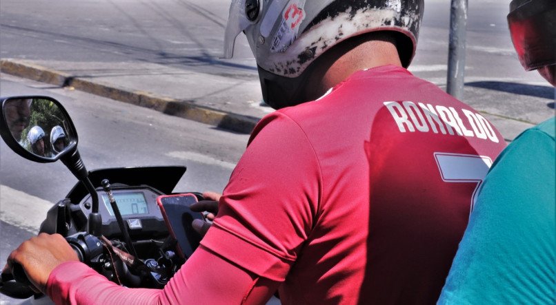 O Projeto de Lei do governo federal que pretende regulamentar o trabalho de motoristas de aplicativo de transporte de passageiros com carros, como Uber e 99, n&atilde;o inclui os profissionais que usam motocicletas