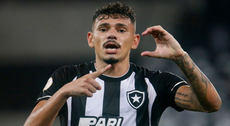 Com quatro gols nos últimos três jogos, Tiquinho Soares é o principal destaque do Botafogo