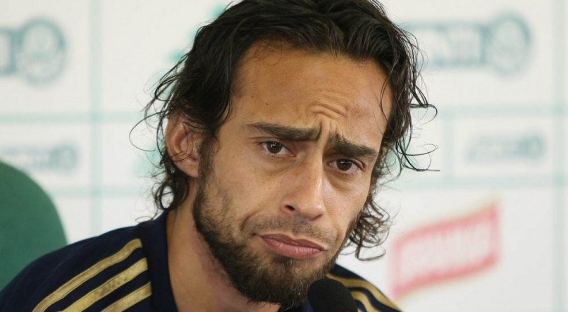 O jogador Valdivia da SE Palmeiras concede entrevista coletiva antes do treinamento na Academia de Futebo, no bairro da Barra Funda. São Paulo/SP, Brasil - 16/10/2014. Foto: Cesar Greco / Fotoarena