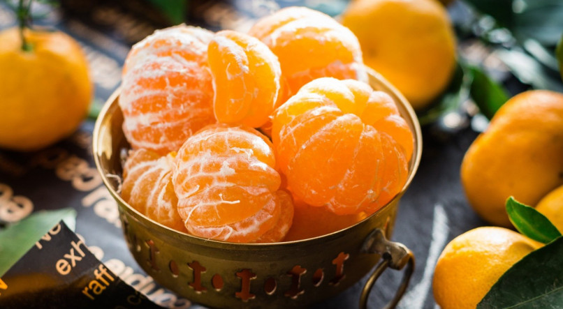 A tangerina, pertencente ao grupo das frutas c&iacute;tricas, proporciona diversos efeitos ben&eacute;ficos no corpo, mas tamb&eacute;m acarreta efeitos adversos que merecem aten&ccedil;&atilde;o 
