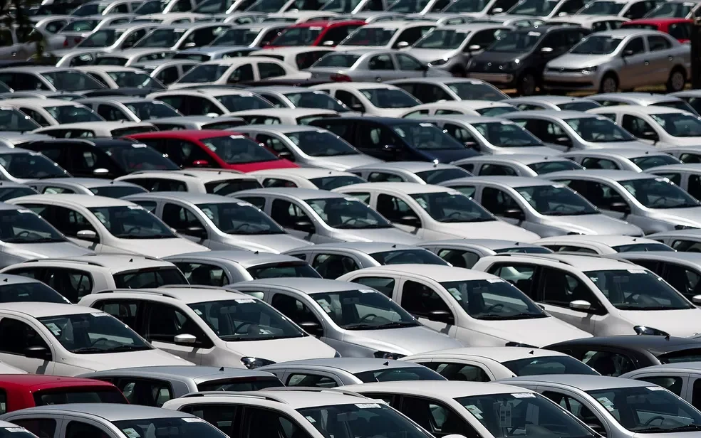 No Brasil existiam em 30 de abril 206 mil veículos pontos nos pátios das montadoras e revendas de automóveis.