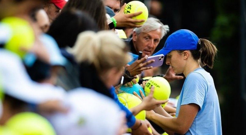 Iga Swiatek disputa as quartas de final do WTA Roma.