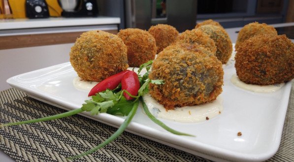 Bolinho de feij&atilde;o preto com patinho/ Receita do Chef 
