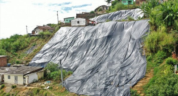 Foram mapeados 14,5 mil moradias em &aacute;reas de risco em Olinda, dentro do plano que faz parte de uma iniciativa do Minist&eacute;rio das Cidades, com financiamento da Funda&ccedil;&atilde;o Oswaldo Cruz (Fiocruz) e execu&ccedil;&atilde;o da Universidade Federal de Pernambuco (UFPE), contando com apoio das defesas civis estadual e municipal