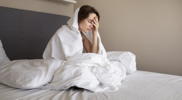 Acordar de madrugada com frequência pode indicar distúrbios no sono