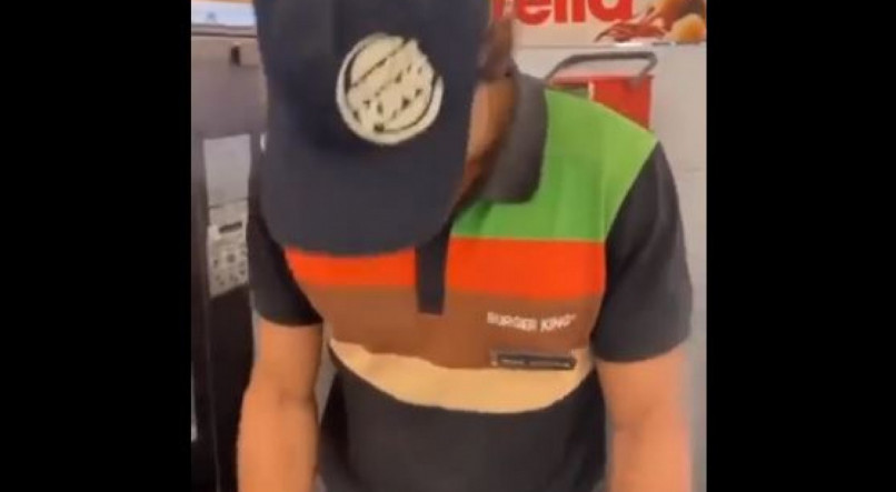 Funcionário da Burger King urina no chão e diz não poder sair de quiosque