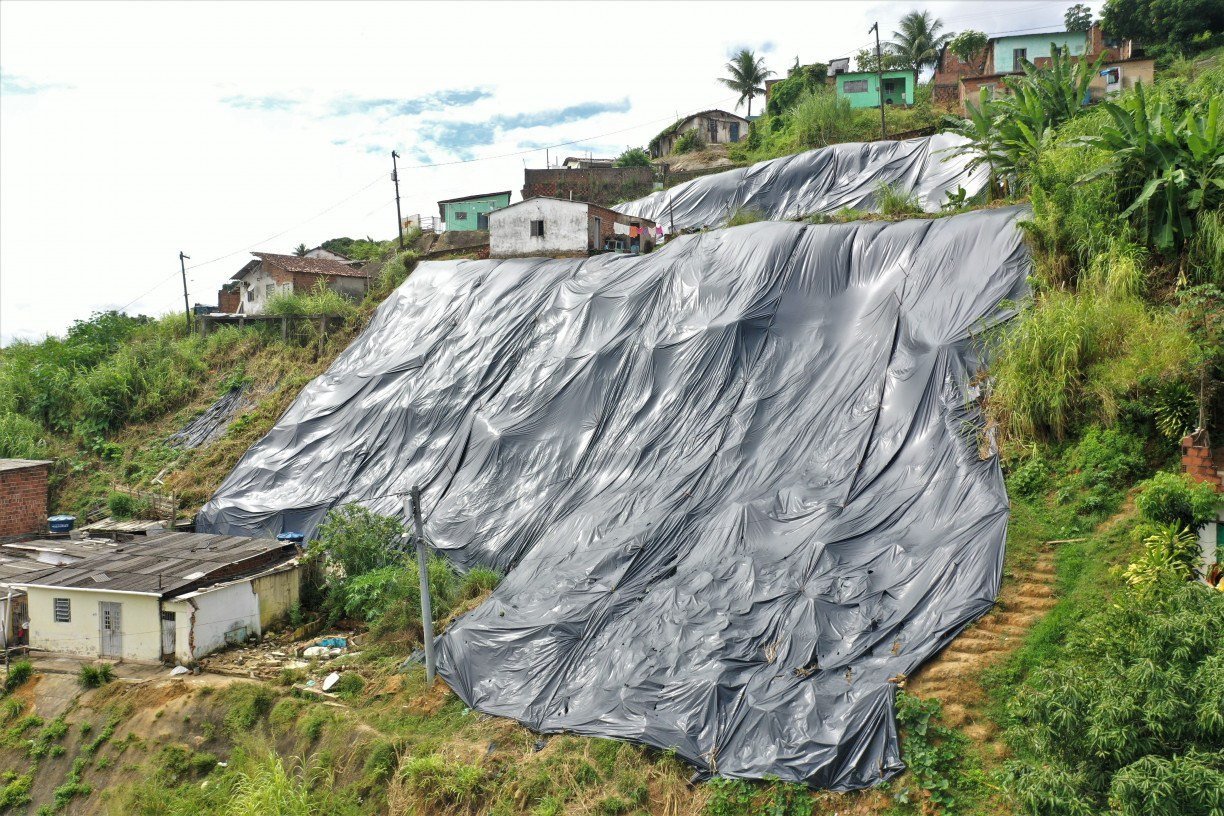 Foram mapeados 14,5 mil moradias em &aacute;reas de risco em Olinda, dentro do plano que faz parte de uma iniciativa do Minist&eacute;rio das Cidades, com financiamento da Funda&ccedil;&atilde;o Oswaldo Cruz (Fiocruz) e execu&ccedil;&atilde;o da Universidade Federal de Pernambuco (UFPE), contando com apoio das defesas civis estadual e municipal