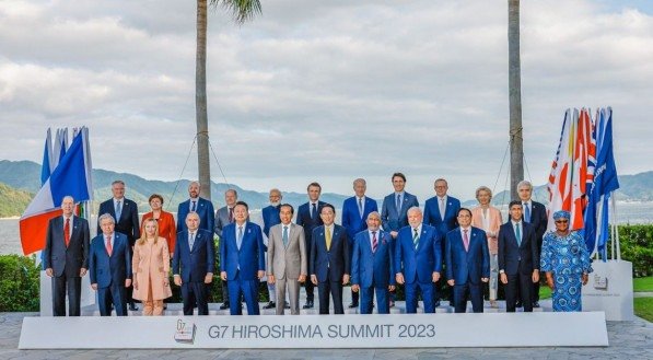 Presidente Lula durante fotografia oficial dos chefes de delega&ccedil;&atilde;o dos pa&iacute;ses membros e dos pa&iacute;ses convidados do G7, em Hiroshima, Jap&atilde;o