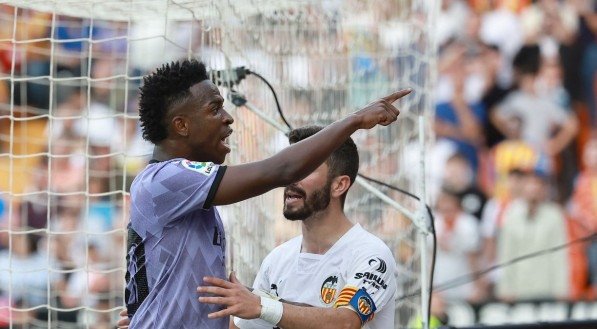 O ato aconteceu durante partida entre Valencia e Real Madrid, no domingo 21/05. O jogo foi paralisado e o jogador brasileiro acabou sendo, injustamente, expulso durante a confus&atilde;o 