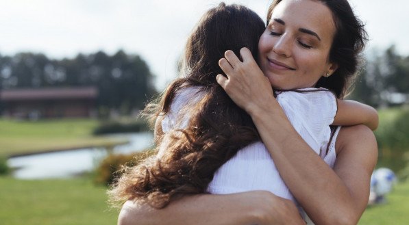 Há uma associação positiva significativa entre humor momentâneo e abraços diários