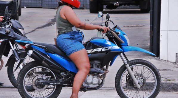 Motos: mulher morre após ficar com vestido preso em corrente de motocicleta