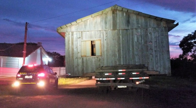 PRF flagrou motorista transportando uma casa em um caminhão no Sul do País