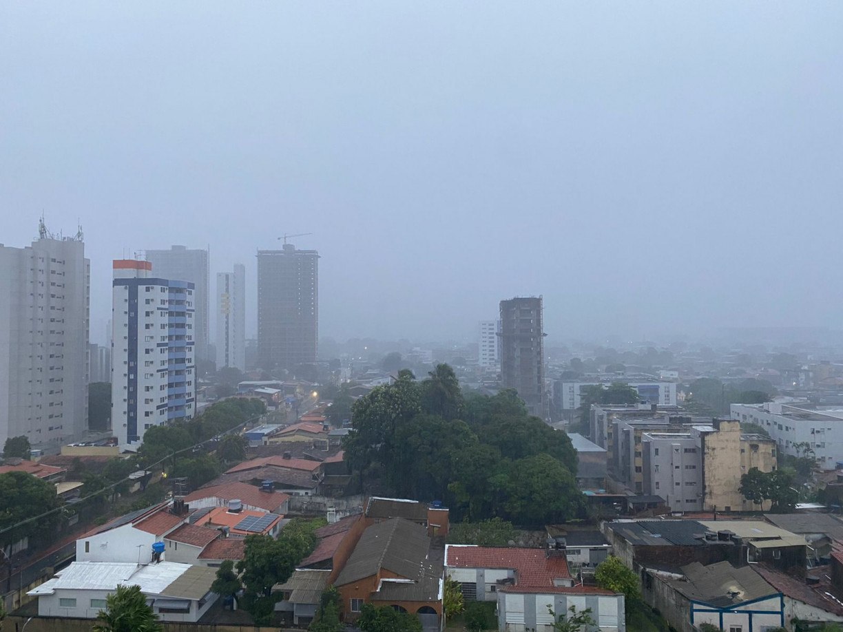 Chuvas no Recife causam desvios de voos na sexta (18); saiba qual a previs&atilde;o para o fim de semana