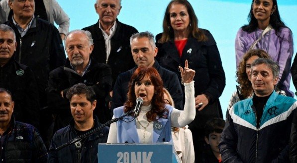 Cristina Kirchner pede abandono de acordo com FMI em ato de campanha