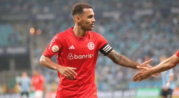 Alan Patrick comanda o meio-campo do Internacional diante do Bolivar pela Libertadores