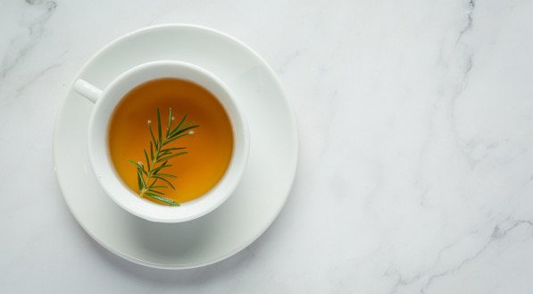  QUAIS DOENÇAS O CHÁ DE ALECRIM 'CURA'? Veja 6 benefícios incríveis do chá de alecrim para a saúde.