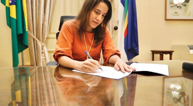 Governadora usa caneta bic para assinar decretos no Palácio