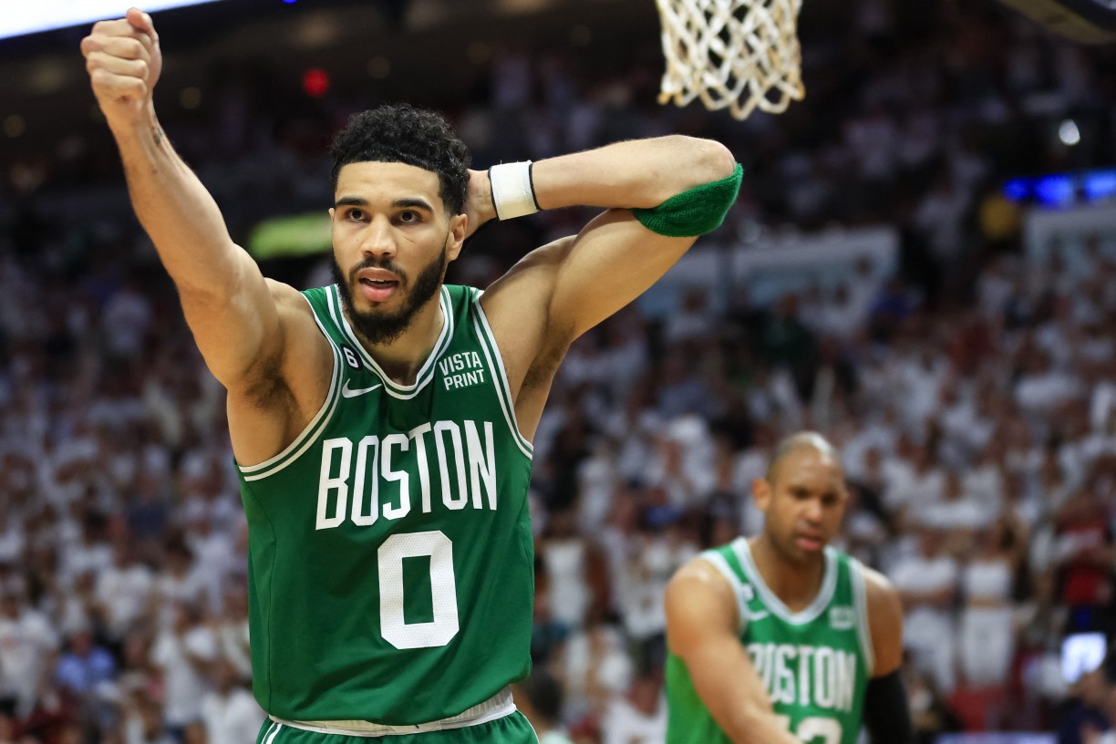 O Boston Celtics venceu seu primeiro jogo da pr&eacute;-temporada da NBA sobre o Philadelphia 76ers por 114 x 106