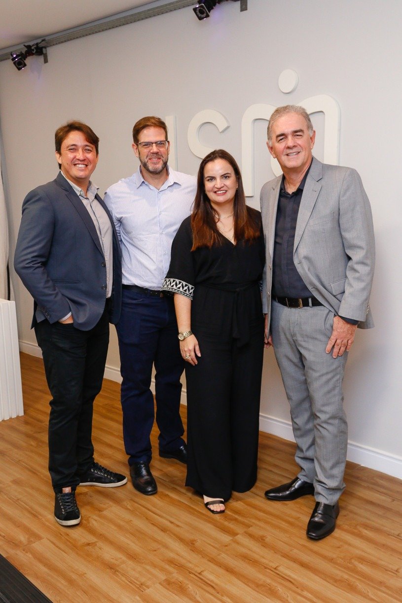 Os médicos Dimas Caiaffo, José Carlos, Marília Lima e Fernandes Arteiro entre os sócios do ISM, na inauguração do novo espaço no Recife BRUNA COSTA/DIVULGAÇÃO
