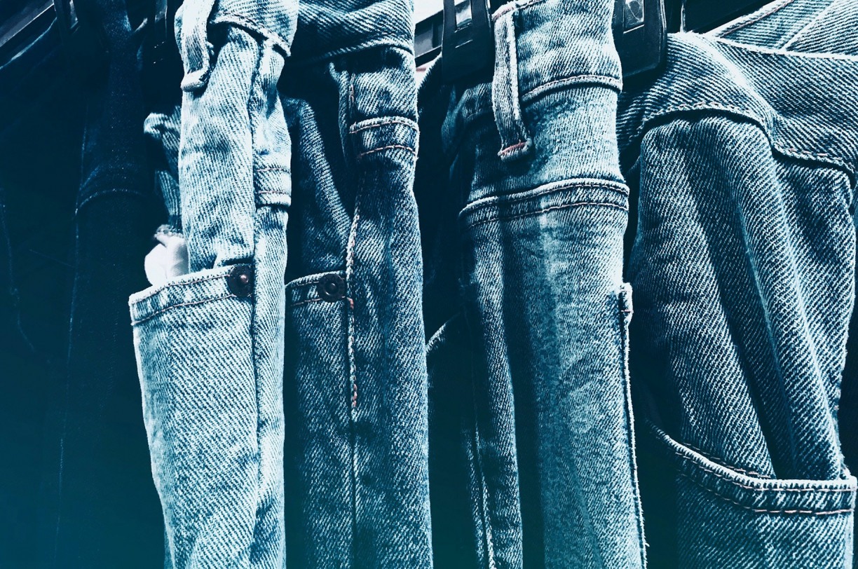 6 benefícios da calça jeans de cintura alta - Dicas e tendências