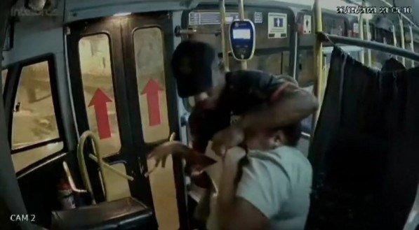 VÍDEO: Motorista de ônibus reage a assalto e entra em luta corporal com criminoso no Grande Recife